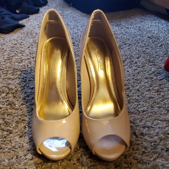 High heels - Picture 1 of 3